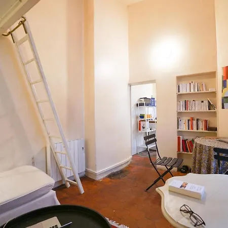 Charming Accommodation In The Heart Of The Marais